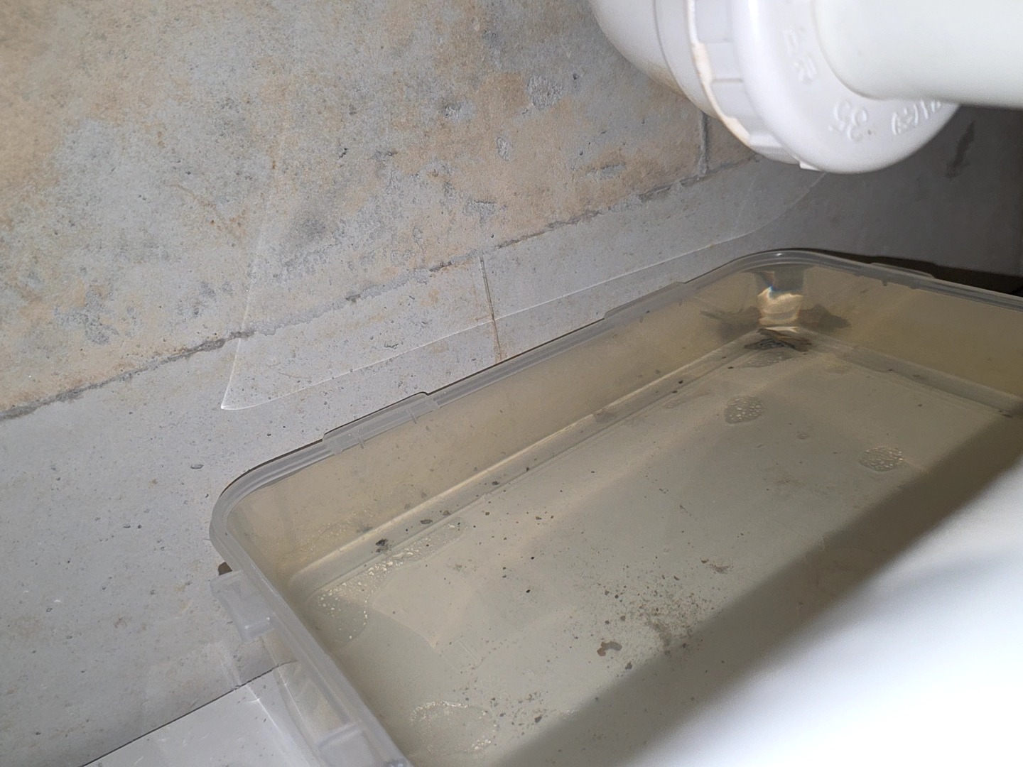 장유 아랫집 천장 누수 물받이에 고인 물