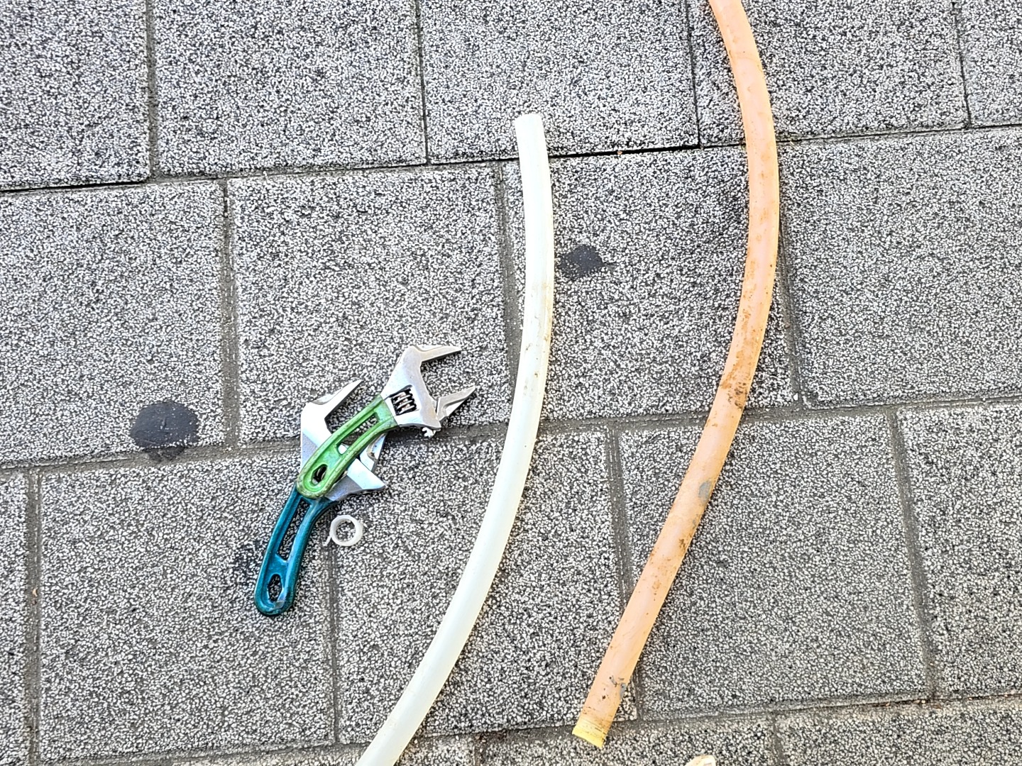 명지 배관 수리 기존 배관과 새 배관 길이 확인