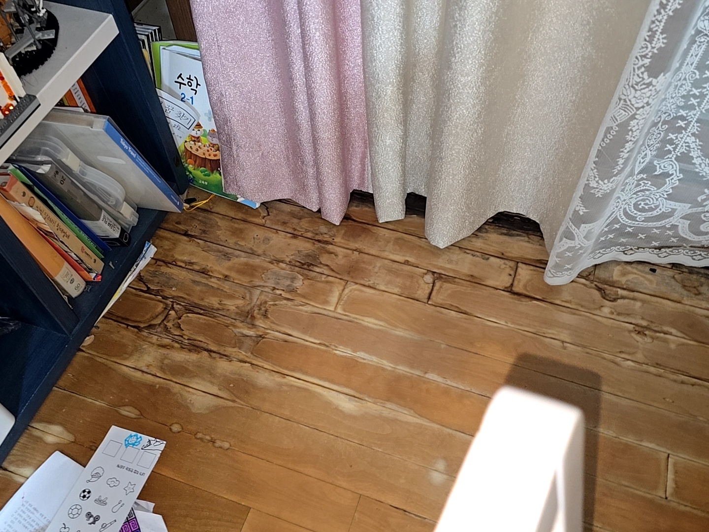 김해 진영읍 창가 벽지 하단 습기 흔적