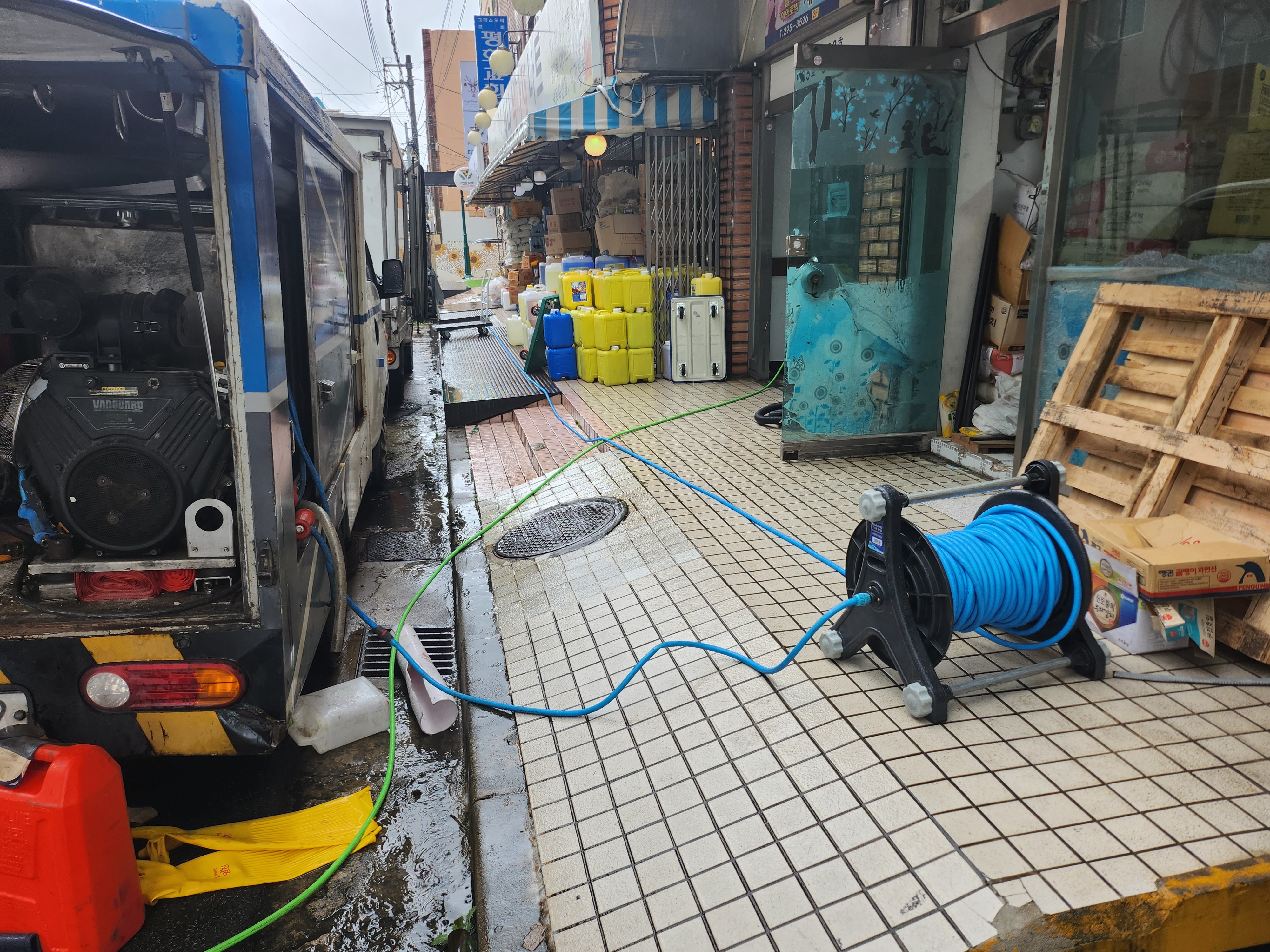 창원 하수구 고압세척 차량과 호스 투입 준비